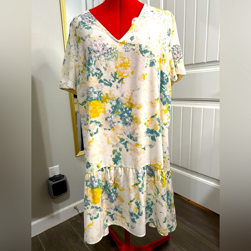 A new day cream printed V- Neck shift ruffle dress Size Large Abstract Floral
